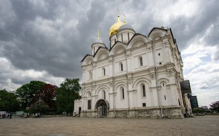 There is a large white building featuring a stunning gold dome on topの写真素材