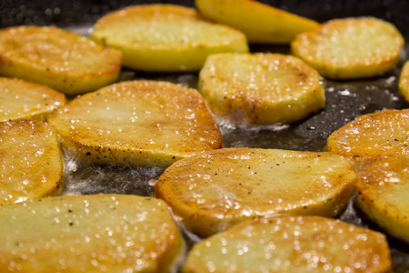 potatos circle slice on a fried panの写真素材