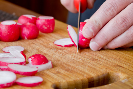 Fresh sliced radishes on cutting board close upの写真素材