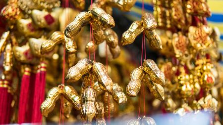 Chinese souvenir market. 
Ðraditional Chinese amulets and souvenirs in gold close-up.の写真素材