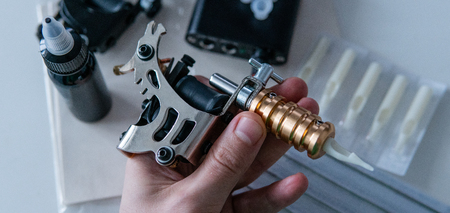 Accessories for tattooing on the skin. Tattoo machines close-upの写真素材