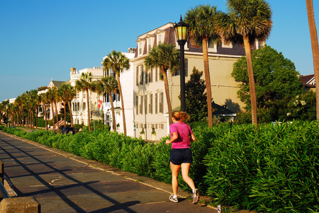 A young woman jogs along the Waterfront Trail, Charleston, SCのeditorial素材