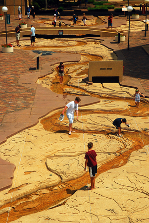 Visitors wade through a scale model of the Mississippi River on Mud Island in Memphisのeditorial素材