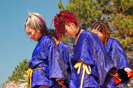 A Japanese dance troupe takes their position in preparation of a performance.のeditorial素材