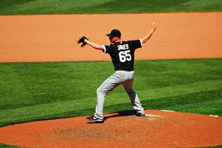 Nate Jones of the Chicago White Sox demonstrates an unusual pitching formationのeditorial素材