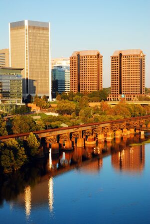 The Richmond, Virginia skyline is reflected in the still waters of the James Riverのeditorial素材