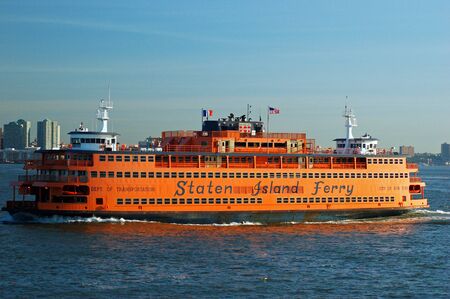 The Staten Island Ferry heads back to its namesake place, bringing commuters from Manhattanのeditorial素材