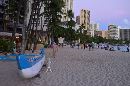 Stragglers remain on Waikiki Beach after the sun has setのeditorial素材