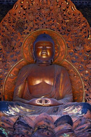 A Buddha statue sits solemnly at the Byodo In Templeのeditorial素材