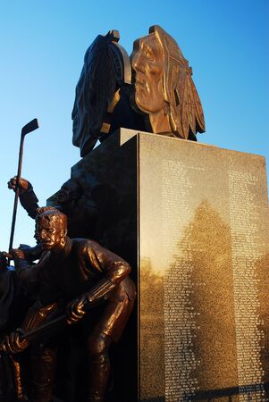 A statue at the United Center honors those who wore a Chicago Blackhawks jerseyのeditorial素材