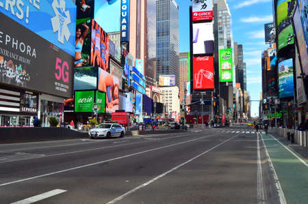 The empty streets of Times Square following a shelter in place orderのeditorial素材