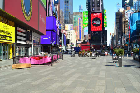 A usually busy Times Square is deserted following a shelter in place orderのeditorial素材