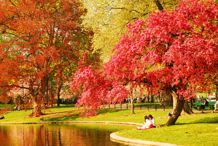 People rela along the edge of the pond on a sunny spring day in the Boston Puiblik Gardenのeditorial素材