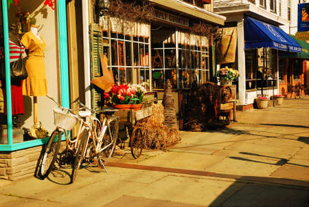 Cute stores and boutiques line the sidewalks of downtown Saugerties, New Yorkのeditorial素材