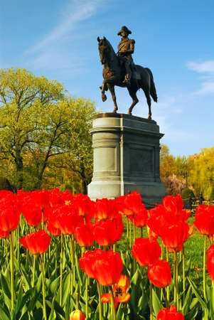 A sculpture of George Washington stands above a bed of red tulips in the Boston Publik Garde, near Boston Commonのeditorial素材