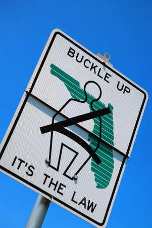 A sign on a Florida highway reminds visitors and residence to fasten their seat beltsのeditorial素材