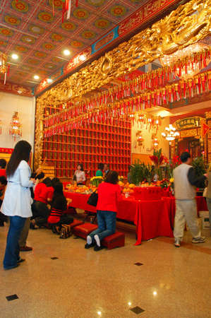 Worshipers gather in a buddhist temple in Los Angeles to celebrate the Lunar New Yearのeditorial素材