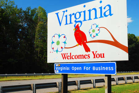 A sign at the state line welcomes people to the State of Virginiaのeditorial素材