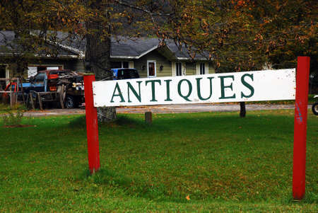 A small antique store lures customers in the along a roadside in Vermontのeditorial素材