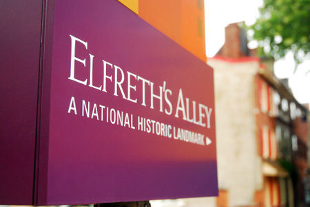 A sign points the direction to historic Elfreth's Alley in Philadelphiaのeditorial素材