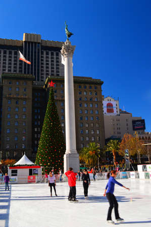 A small group of people ice skate in Union Sqaure in San Franciscoのeditorial素材