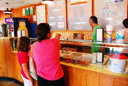 A mother and daughter chose their flavor of ice creamのeditorial素材