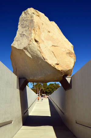 Michael Hiezerâs sculpture Levitated Mass in Los Angeles dares visitors to walk underneath the heavy boulder at the Los Angeles County Museum of Art (LACMOA)のeditorial素材