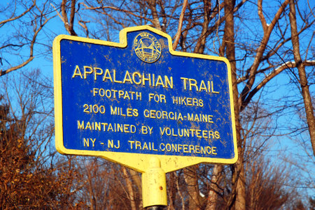 A sign in the Hudson Valley tells hikers they are on the oldest part of the Appalachian Trailのeditorial素材