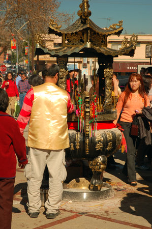 Worshipers gather around an ornate lantern to celebrate the Lunar New Year in Los Angelesのeditorial素材