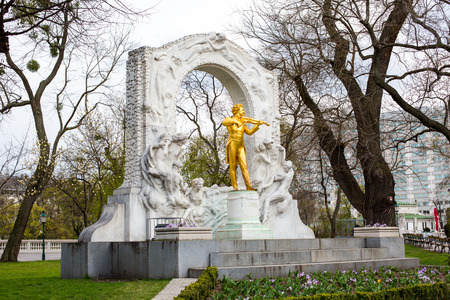 Statue of Johann Strauss,  Stadtpark in Vienna, Austriaのeditorial素材