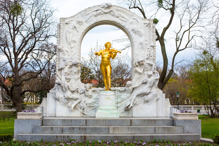 Statue of Johann Strauss,  Stadtpark in Vienna, Austriaのeditorial素材