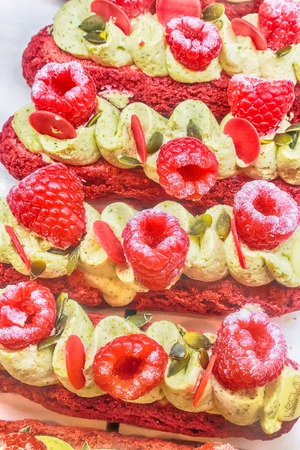 Row of cookies with a raspberry and powdered sugarの写真素材