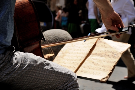 ClassicClassical street music of violin musicianal street musicの写真素材