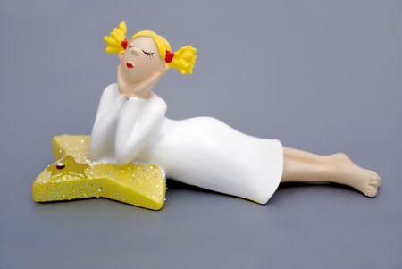 Statue thoughtful girl in the yellow starの写真素材