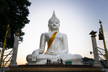 The White buddha status on blue sky background in Thailandのeditorial素材