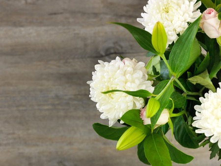 A studio photo of a vase of flowersの写真素材