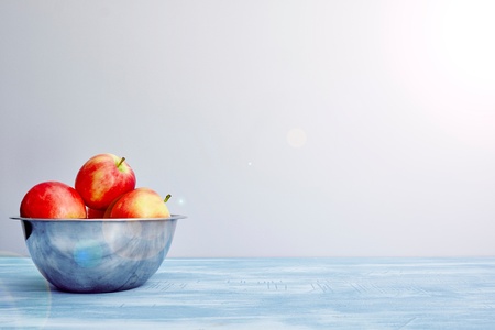 A studio photo of a bowl of applesの写真素材