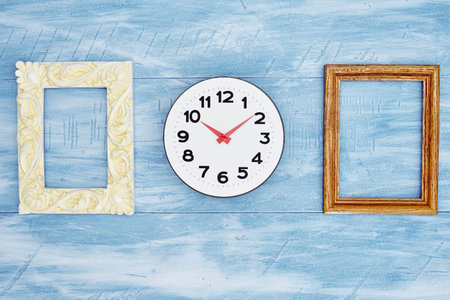 A studio photo of a wall clock and framesの写真素材