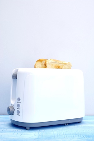 A studio photo of a white toasterの写真素材