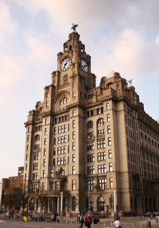 a full shot of the iconic liverpool liver building at the docks just before dusk. does not require a property release.のeditorial素材