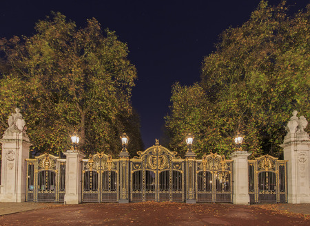 Traveling in the famous Green Park, London, United Kingdom around twilightの写真素材
