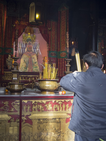 Man light incense in temple at Macauのeditorial素材