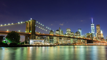 Night scene with Brooklyn Bridge and the New York City skylineのeditorial素材