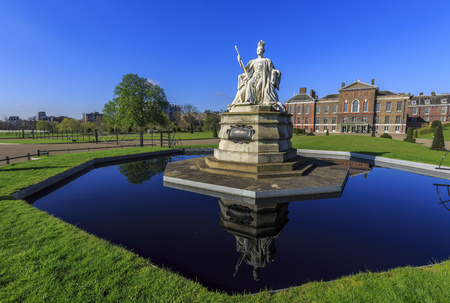 Beautiful Queen Victoria Statue around Hyde Park, London, United Kingdomのeditorial素材