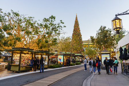 DEC 2, Glendale: Christmas tree and Chrismtas lights at the shopping mall on DEC 2, 2016 at Glendaleのeditorial素材