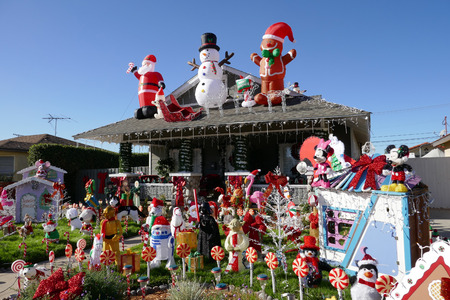Los Angeles, DEC 2: Beautiful christmas decoration of American style house on DEC 2, 2016 at Los Angelesのeditorial素材