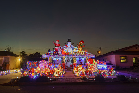 Los Angeles, DEC 5: Beautiful christmas decoration of American style house on DEC 5, 2016 at Los Angelesのeditorial素材