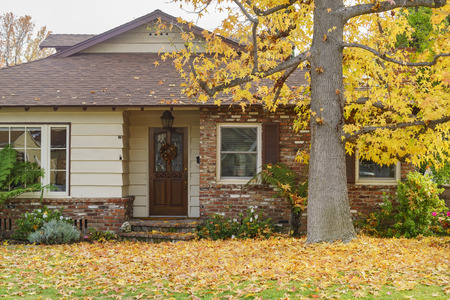 Temple City, DEC 12: Beautiful maple tree with fall color in front of a house on DEC 12, 2016 at Temple City, Californiaのeditorial素材