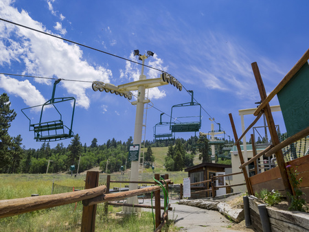 Los Angeles, JUL 21: The beautiful Big Bear Lake with cable cars on JUL 21, 2014 at Los Angelesのeditorial素材