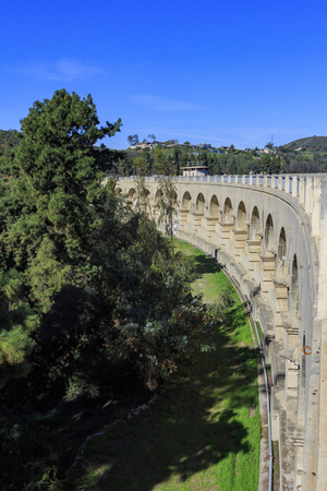 Morning view of historical bridge in Hollywood reservoir at Los Angeles, Californiaのeditorial素材